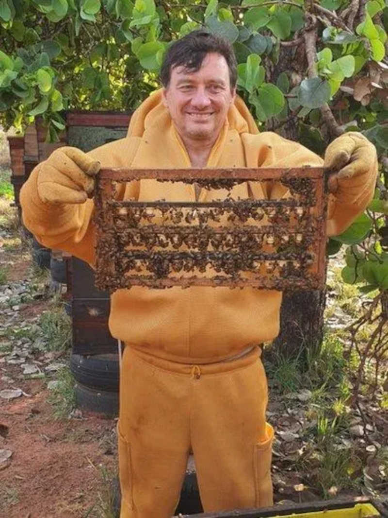 O apicultor Adriano Adames foi o primeiro a receber o selo de conservação do tatu-canastra