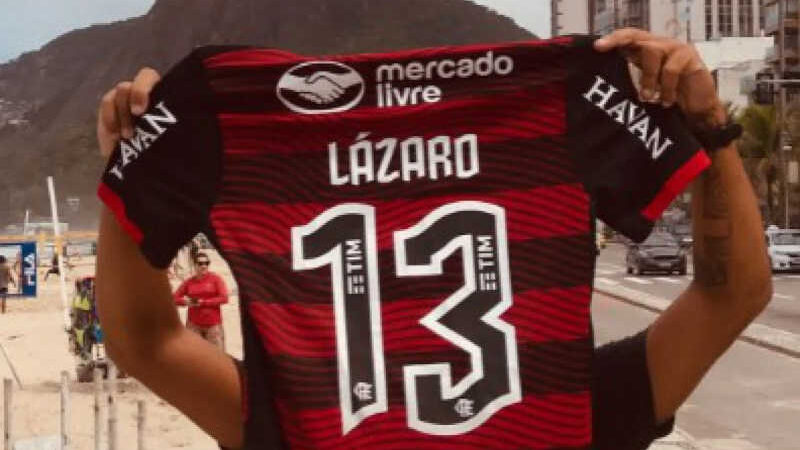 Lázaro, do Flamengo, doa camisa usada em jogo para leilão em prol de animais que sofrem maus-tratos