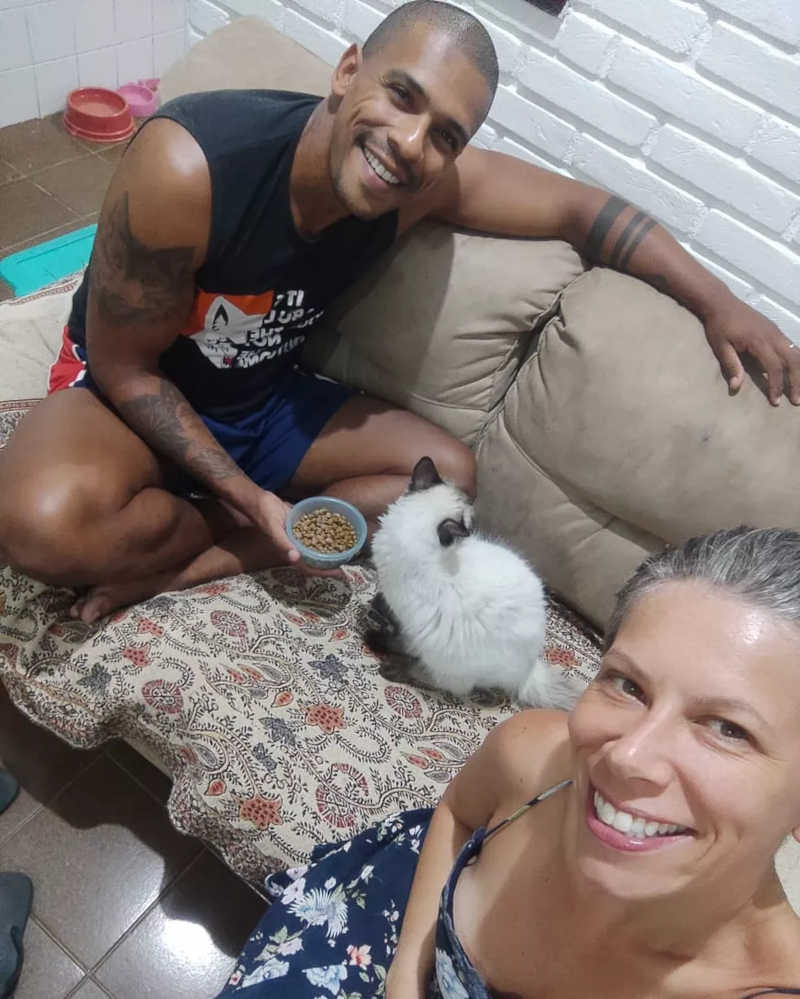 Nova família adotou Edu no começo de novembro em Santos, SP — Foto: Divulgação/ONG Viva Bicho