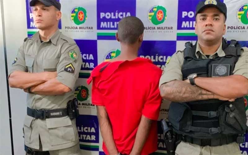 Homem preso suspeito de agredir cachorro, em Formosa, Goiás — Foto: Divulgação/PM GO