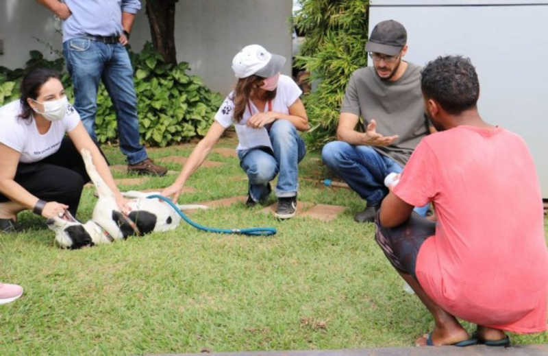 Prefeitura de Londrina (PR) orienta pessoas em situação de rua sobre cuidados com animais de estimação