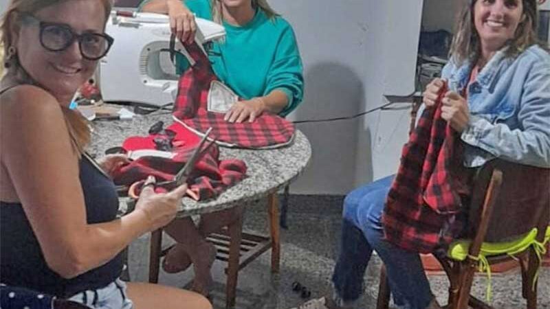 Voluntários produzem casinha e roupas para cães de rua em Marataízes, ES