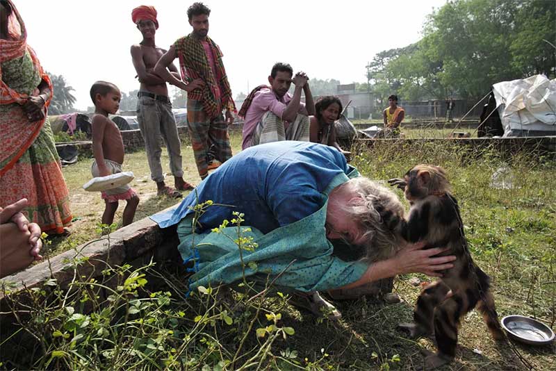 Lisa Jones-Engel em Bangladesh, em 2014, onde ela colhia amostras biológicas de donos de macacos e seus animais. Fotografia: Lynn Johnson.