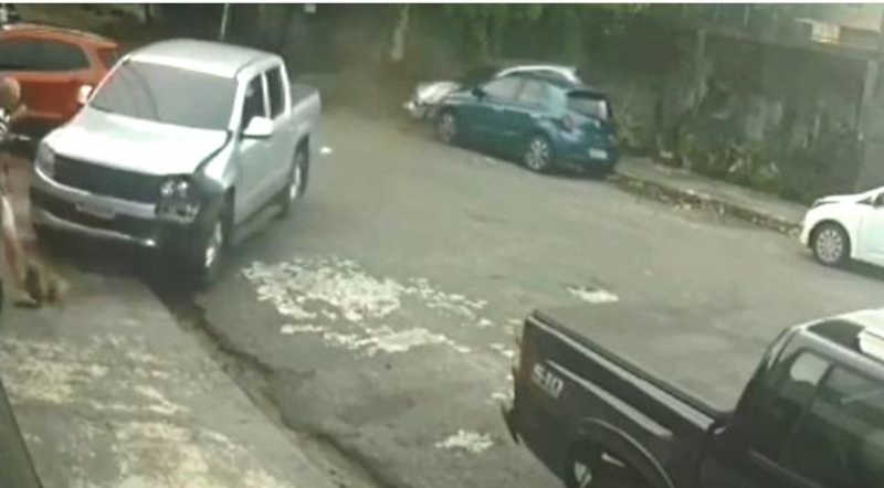 Momento em que o carro avança sobre a calçada para atropelar o cão. O caso está sob investigação policial e os prejuízos, somente de um veículo atingido, alcançam R$ 50 mil