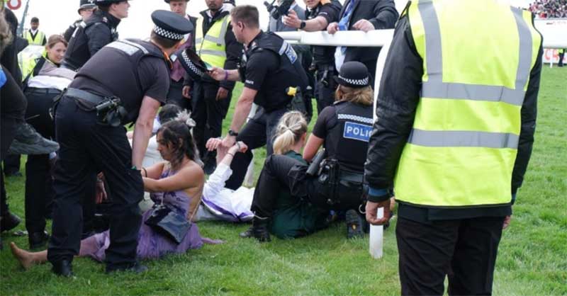 Ativistas protestam em corrida de cavalos que celebrava Jubileu da rainha Isabel II, na Inglaterra