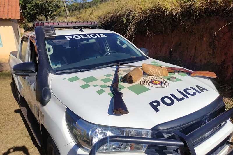 Arma de fogo e cascos de tatu são apreendidos pela PM Ambiental em Cunha, SP