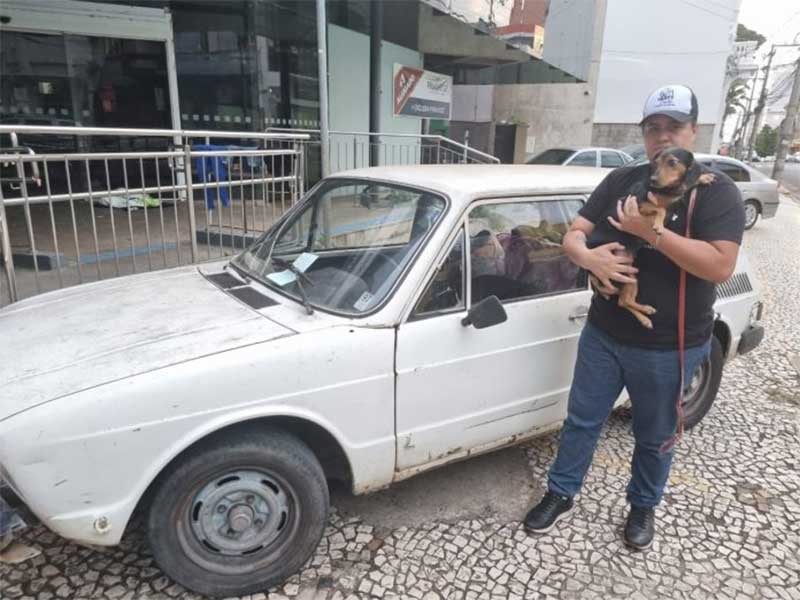 Cão é resgatado após 2 horas preso em carro no Centro de Piracicaba, SP