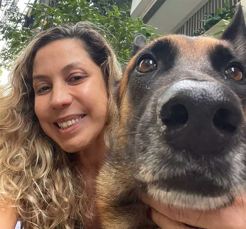 Clarissa Huguet, inspetora da Polícia Civil, e a cachorra Macarena durante reencontro — Foto: Reprodução/ Subsecretaria Estadual de Proteção e Bem-Estar Animal