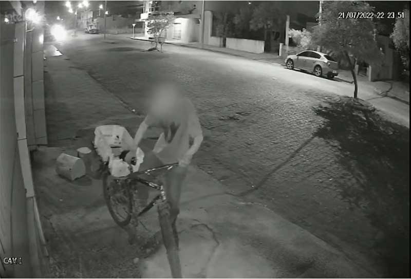 Imagens mostram homem agredindo cachorro em Dom Pedrito, RS
