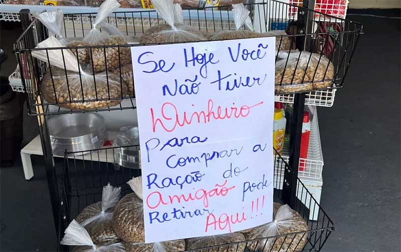 Cartaz em clínica veterinária sobre doação de ração para cachorros viraliza na web: ‘Solidariedade’