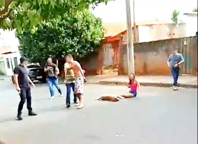Vitória se desespera ao lado de seu cão morto a tiros durante confusão com policiais civis — Foto: Arquivo pessoal
