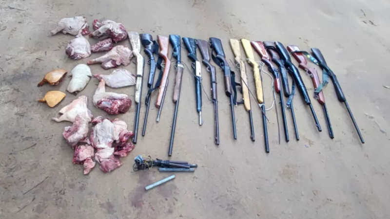 Armas e animais caçados e abatidos foram apreendidos no sul da Bahia — Foto: Divulgação/Polícia Militar