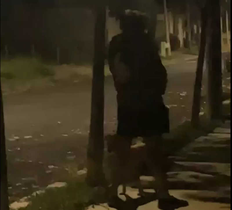 Homem que urinou em cachorro em Uberlândia (MG) é ouvido pelo MP e pode responder por maus-tratos