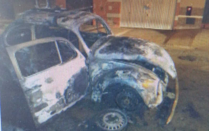 Homem ateia fogo no carro do pai com cadela e cinco filhotes dentro após desentendimento, em Itapeva, SP