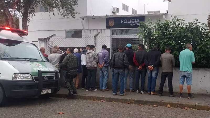 Grupo é detido durante rinha de galo — Foto: Divulgação