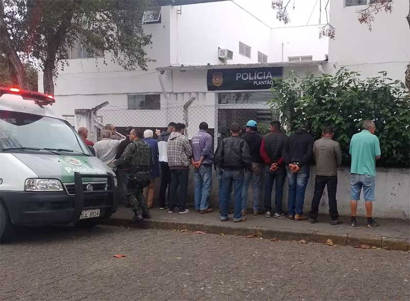 PM flagra rinha de galo e 28 pessoas são detidas em Silveiras