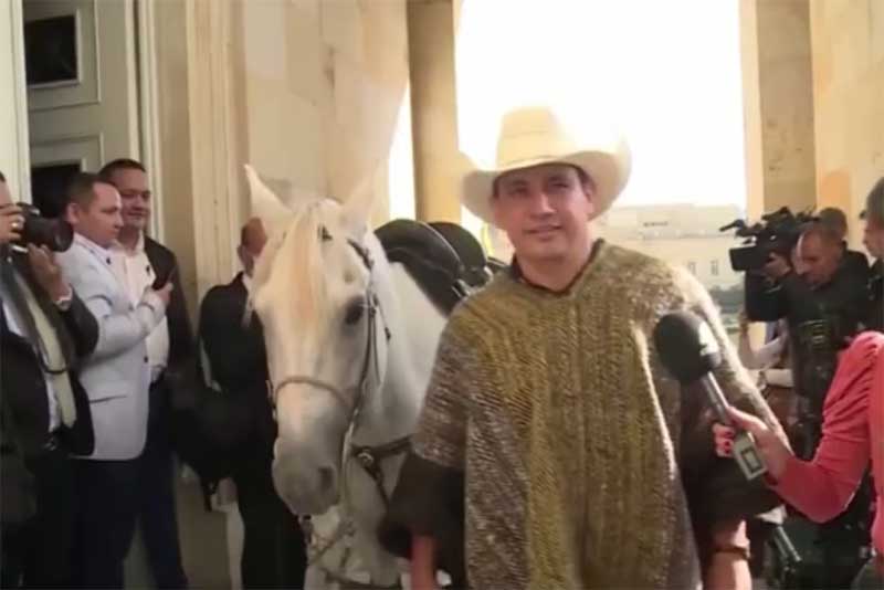 Congresso da Colômbia vira ‘pet friendly’ e senador que defende rinhas e touradasleva cavalo