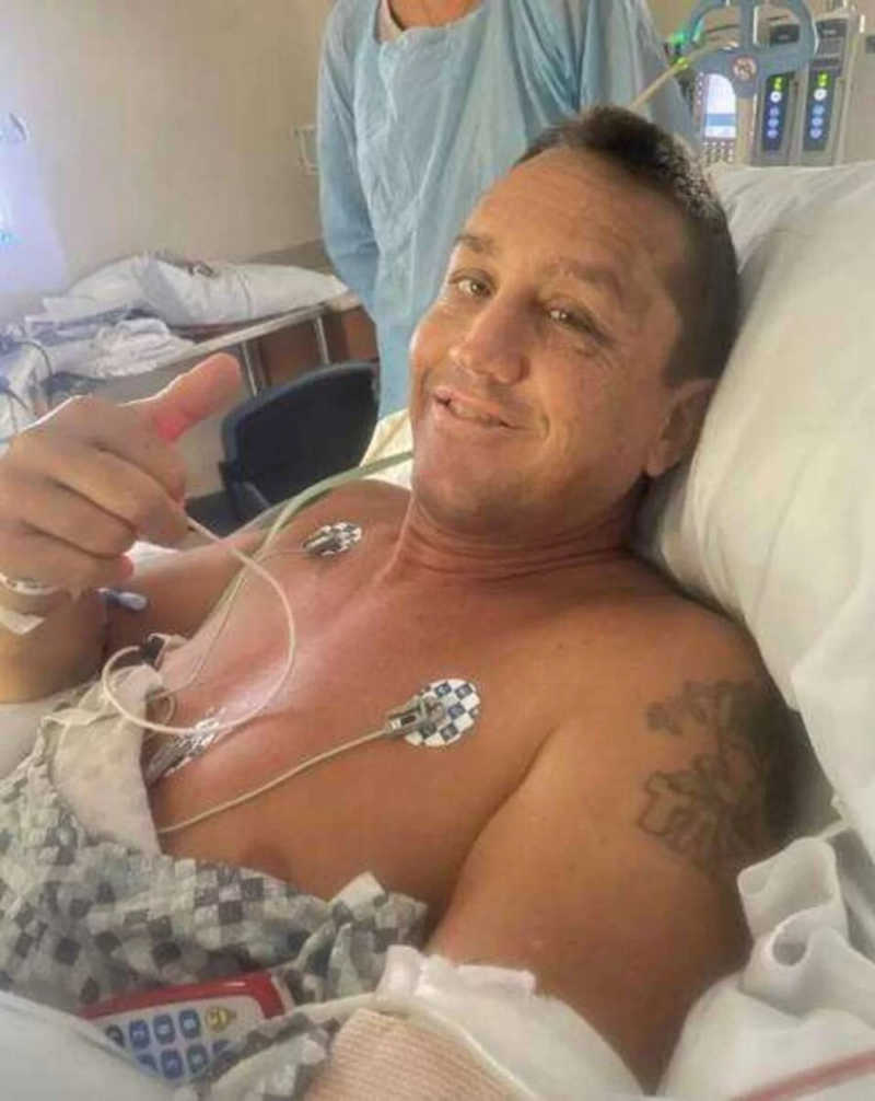 Greg Grazian após a cirurgia (crédito: Reprodução/Facebook/Florida Gator Gardens)