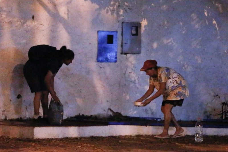 Todas as noites, as irmãs Vanuza e Valéria, catadoas de material reciclável, distribuem água e comida para animais de rua. - Vinícius Schmidt/Metrópoles
