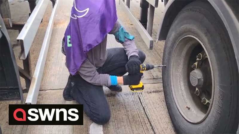Ativistas destroem pneus de 50 carretas em protesto contra o uso de produtos derivados de leite