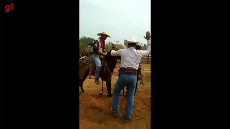 Vídeo mostra animal levando chutes e tapas durante cavalgada em distrito de Cacoal, RO