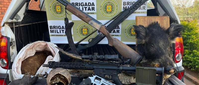 Armas, munições, javali apreendido e carcaça de animais silvestres foram apreendidos pelos policiais militares no Irapuazinho / Fotos: 2º BABM/Divulgação