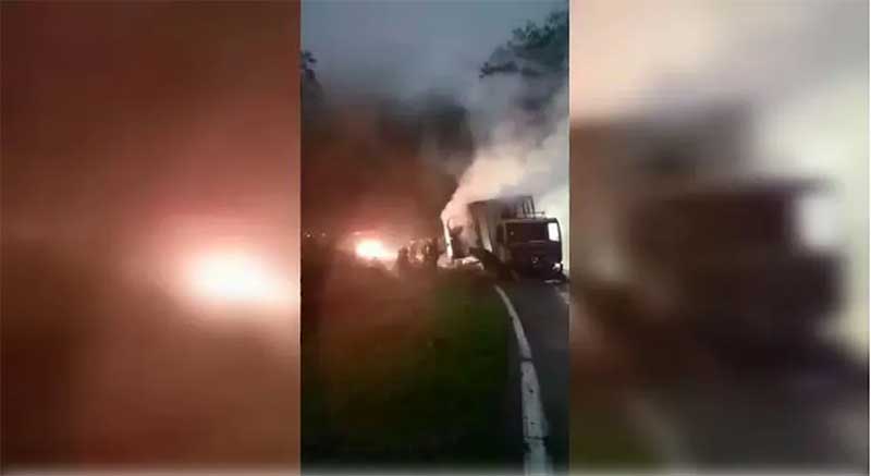 Caminhão pega fogo em Joinville — Foto: Reprodução/Bombeiros Voluntários de Joinville