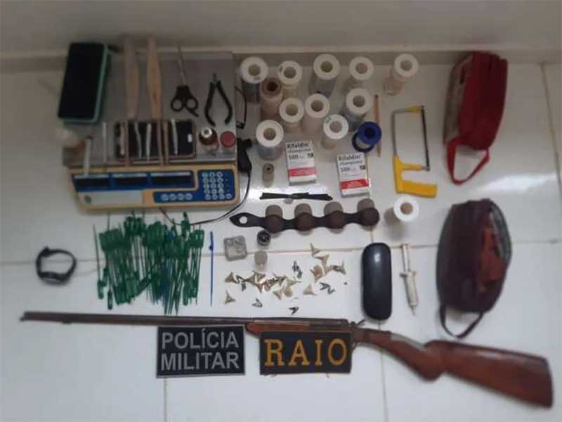 Arma de fogo, maconha e materiais usados para as rinhas foram apreendidos no Ceará. — Foto: PMCE/Reprodução