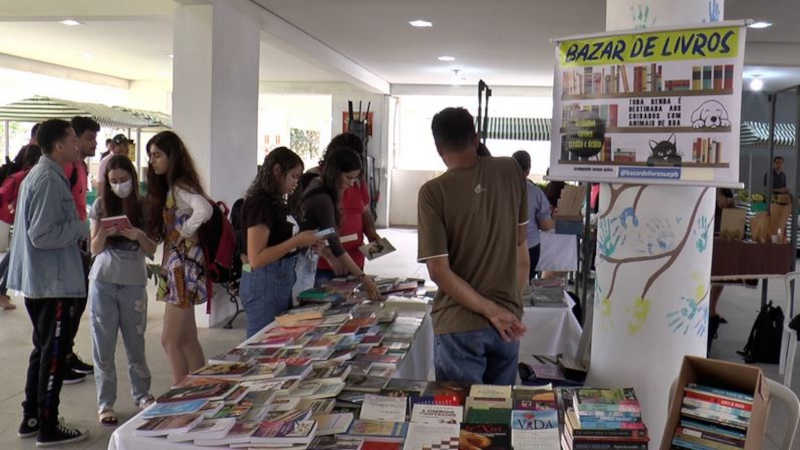 Bazar vende livros usados para ajudar animais em situação de rua, em Campina Grande, PB