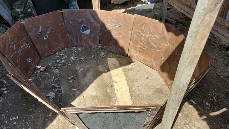 Segundo a Polícia Civil, a rinha de galos encontrada em São Vicente, no litoral de SP, na quinta-feira (27) foi completamente destruída. — Foto: Divulgação