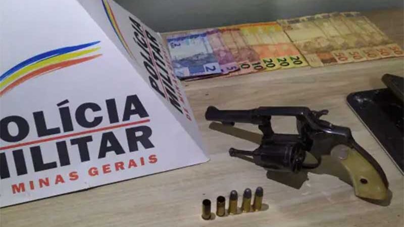 Revólver, dinheiro e celulares apreendidos com o grupo — Foto: Divulgação/PM