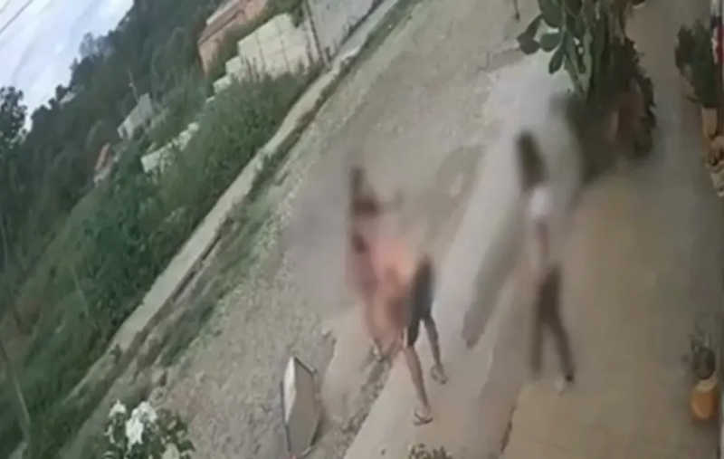 Imagens foram registradas por câmeras de segurança e mostram mulher sendo agredida — Foto: Reprodução