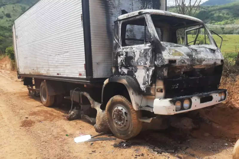 Bandidos queimam vacas vivas dentro de caminhão em Ibiraci, MG