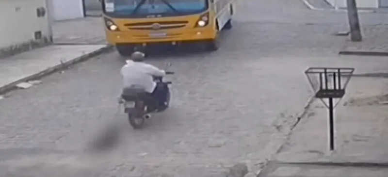 Homem é investigado após ser flagrado arrastando cadela em motocicleta, em Campina Grande — Foto: Reprodução/TV Paraíba