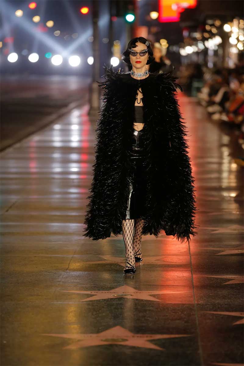 Modelo com casaco com penas em desfile Pre-Fall 2022 Gucci (Foto: Reprodução/Vogue Runway)