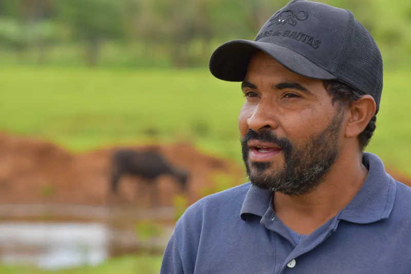  O médico veterinário Alan Silva, responsável pelas búfalas de Brotas — Foto: Fabio Rodrigues/g1 