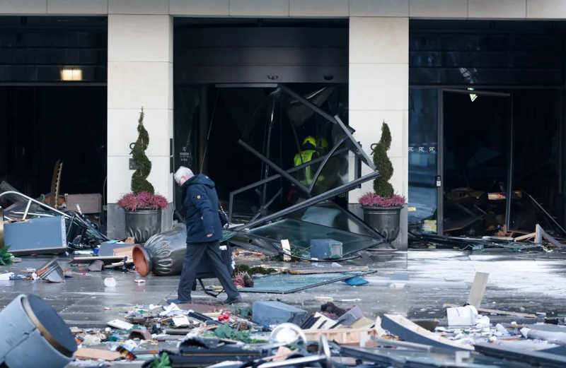 Destroços em avenida de Berlim após aquário gigante estourar na capital alemã, em 16 de dezembro de 2022. — Foto: Michele Tantussi/ Reuters