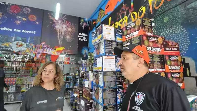 Vânia Soares e Eustáquio Gonçalves comentam a venda de fogos para a virada do ano. (foto: Alexandre Guzanshe /EM/D.A Press)
