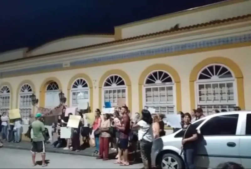 Moradores de Morretes (PR) protestam contra vereador após morte de cadela; vídeo