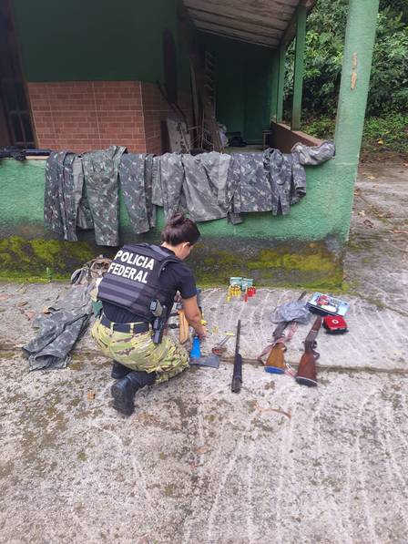 Agentes da PF encontraram material utilizado para caça em APA de Tinguá, em Nova Iguaçu Foto: reprodução