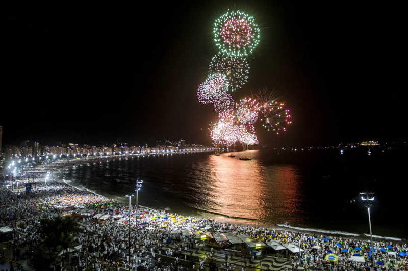 Fogos marcaram a virada em Copacabana. Imagem: AFP