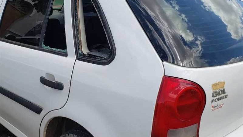Vidro do carro foi quebrado por populares para retirarem o cachorro do carro em Mossoró — Foto: Pedro Hugo/Inter TV Costa Branca