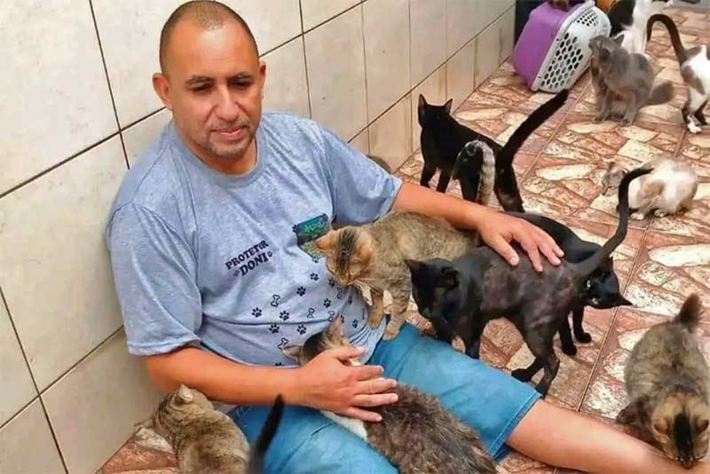 Protetor de animais disse ter três cachorros e 30 gatos em casa, em Praia Grande (SP) — Foto: Arquivo Pessoal