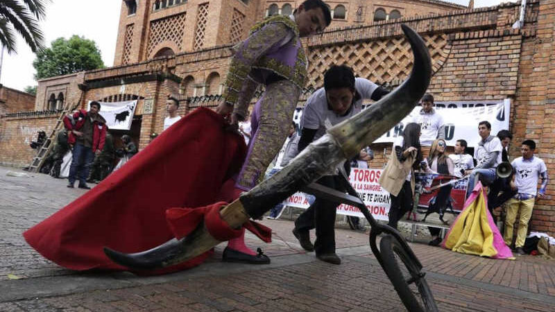 Arquivo – Protesto de toureiros, novilheiros e adeptos de touradas contra a proibição de touradas na praça de touros de Santa Maria em Bogotá, Colômbia. – EL TIEMPO / ZUMA PRESS / CONTACTOPHOTO