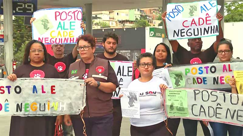 Vizinhos e clientes fazem ato contra desaparecimento de cadela-mascote de posto de combustíveis no RJ