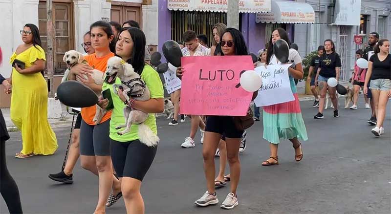 Moradores protestam contra morte de animais em Santana do Livramento — Foto: Isa Severo/RBS TV