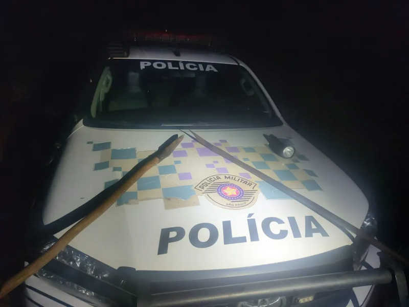 Polícia Ambiental apreende lanças e multa dois homens por caça de animais silvestres, em Flórida Paulista, SP