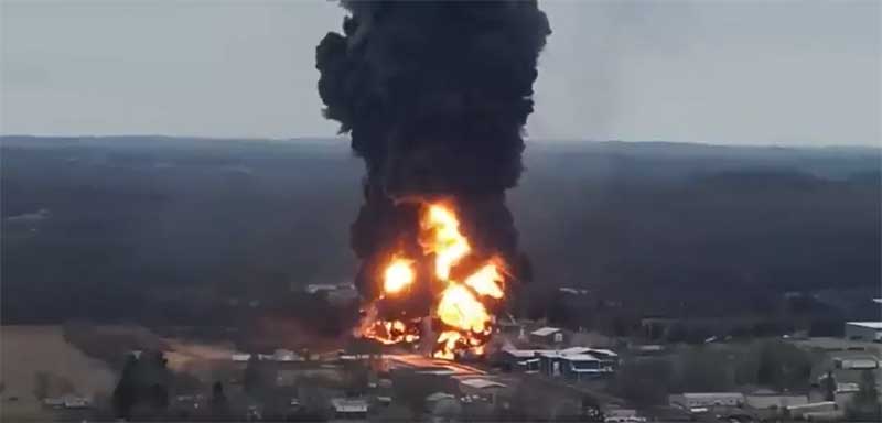 Descarrilamento de trem que transportava produtos químicos perigosos em Ohio, nos EUA (Foto: Reprodução/Vídeo/Sputnik)