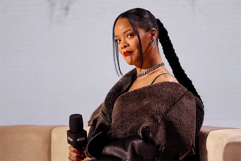 Rihanna leva dura de ONG dos direitos animais por usar casaco de pele em balada
