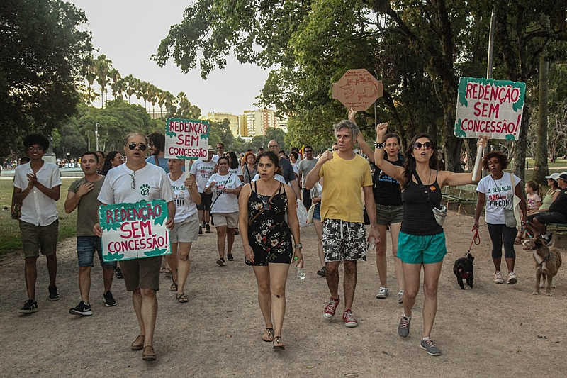 Manifestantes realizaram uma caminhada pelo parque / Foto: Jorge Leão